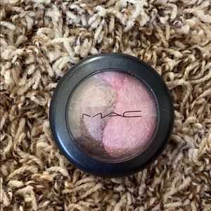 MAC mineralize eyeshadow “supersweet”